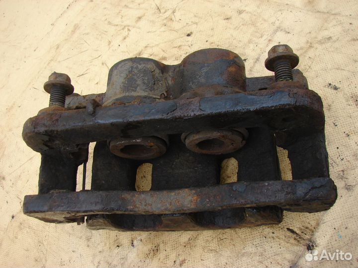 Передний суппорт Cadillac Escalade 2010г