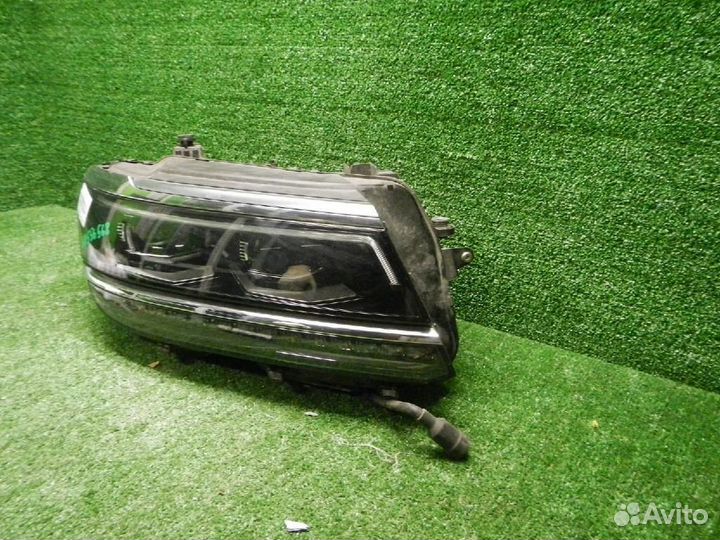 Фара правая Volkswagen Tiguan