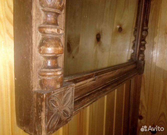 Винтажное зеркало в резном деревянном багете