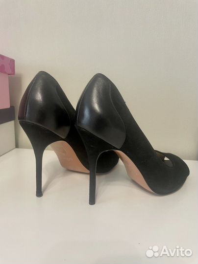 Две пары кожаных туфель