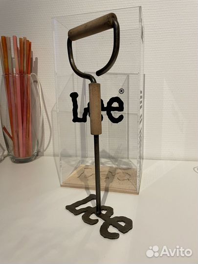 Клеймо джинсового бренда Lee