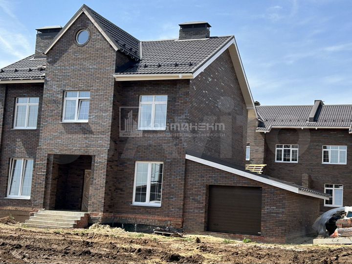 Коттедж 319 м² на участке 10 сот.