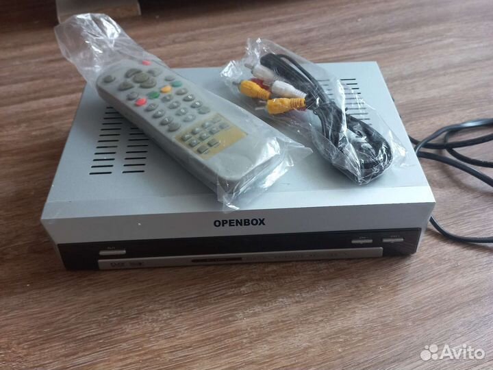 Спутниковый ресивер F-100