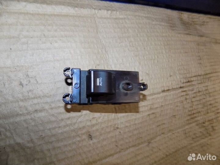 Кнопка стеклоподъемника i40 2011