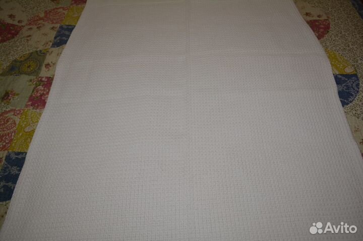 2 трикотажных покрывала: голубого цвета и белого