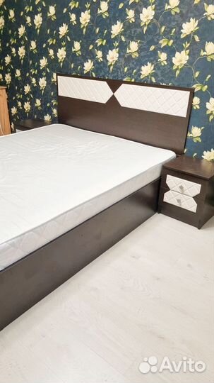 Кровать с 2 тумбочками и матрасом