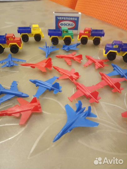 Маленькие машинки и самолетики