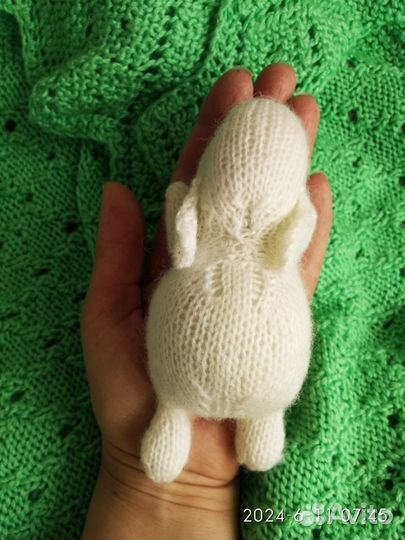 Спящий Кролик вязаный спицами мягкая игрушка