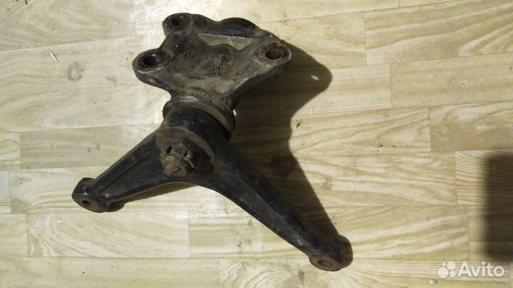 Маятниковый рычаг Nissan Vanette