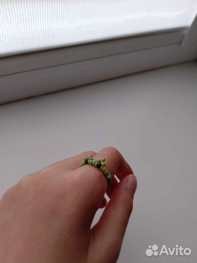 Кольцо лягушка из бисера