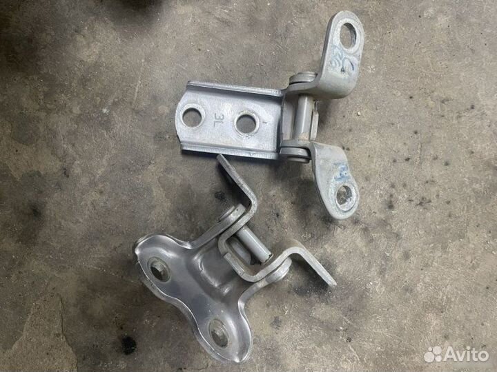 Петля двери задняя Toyota Hilux