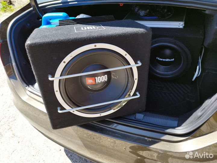 Сабвуфер и усилитель в автомобиль