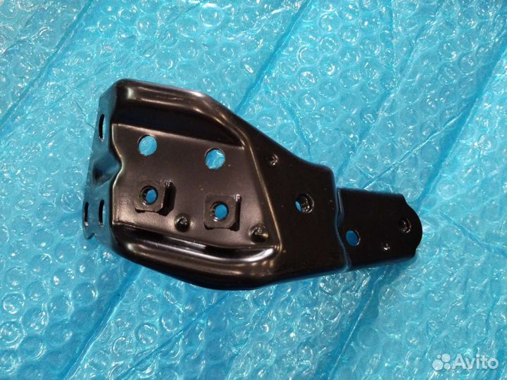 Крепление правого крыла avensis Оригинал NEW 08-11