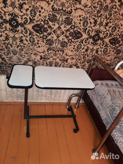 Прикроватный столик