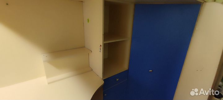 Детский уголок с кроватью и столом