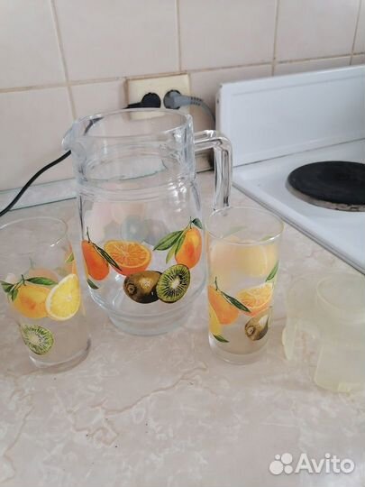 Кувшин стеклянный и два стакана