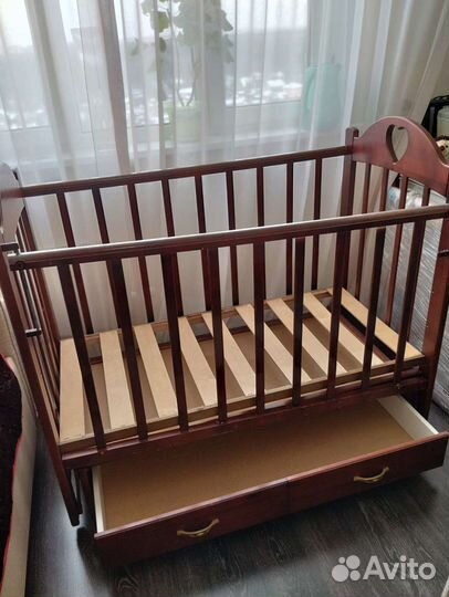 Детская кроватка с маятником