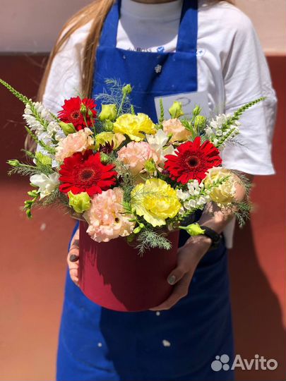 Коробка с герберами и эустомой