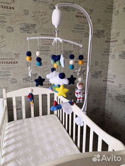Музыкальный мобиль на кроватку
