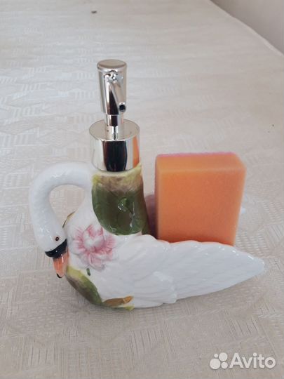 Дозатор для моющего средства и подставка для губки