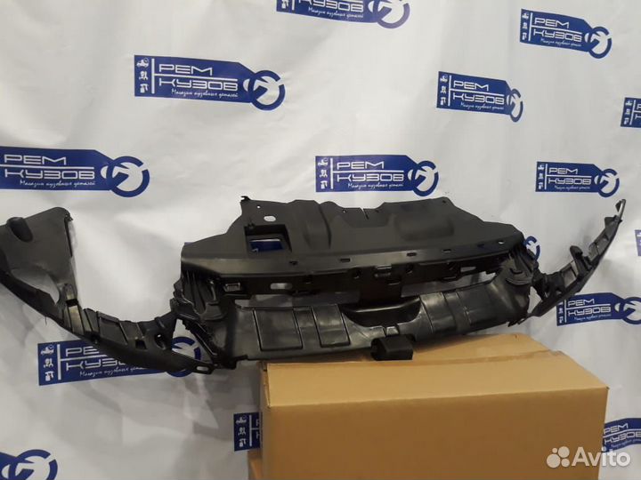 Кронштейн решетки центральная Ford Focus 3