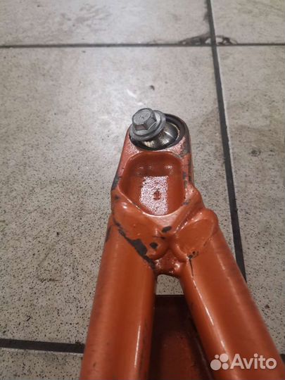 Рычаг нижний левый Yamaha pz50 phazer