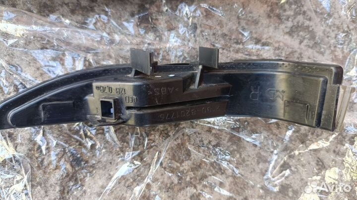 Левая накладка на зеркало Веста