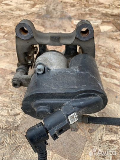 Суппорт задний левый Volkswagen Passat B6 2.0 BVY