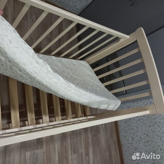 Детская кроватка с маятником