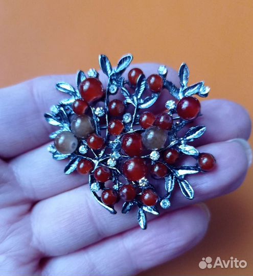 Красивая брошь с натур.камнями. Новая