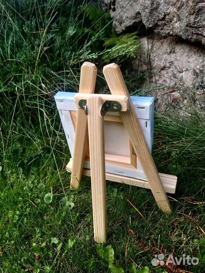 Картина акрилом на мольберте