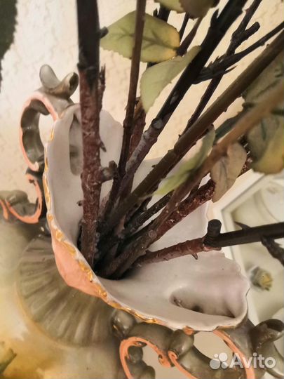 Антикварная ваза с цветами