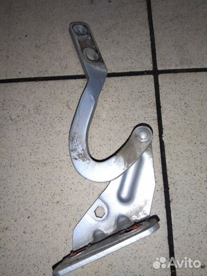 Петля багажника задняя левая Renault 19