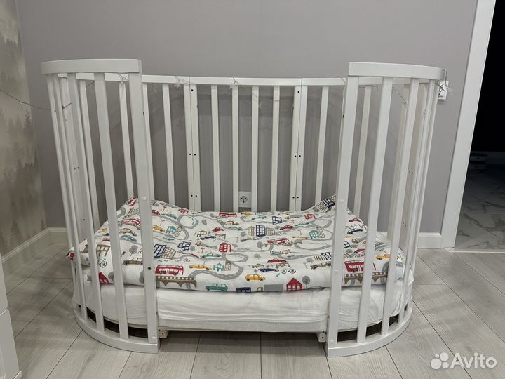 Детская кроватка с маятником