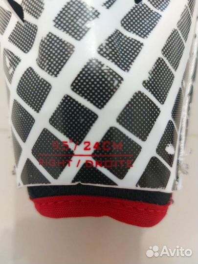 Хоккейные коньки, шорты, щитки