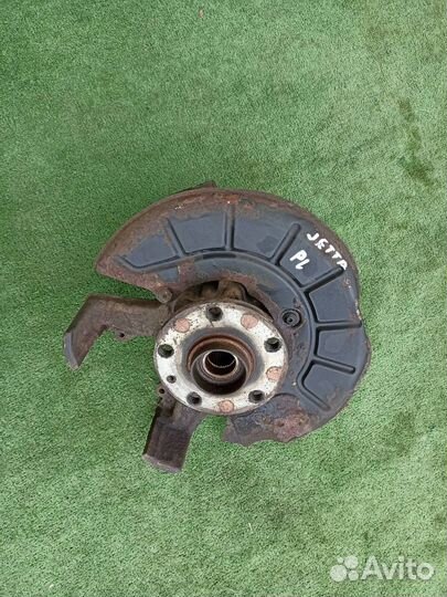 Поворотный кулак передний левый Volkswagen Jetta