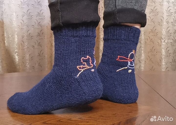 Шерстяные носки вязанные с вышивкой