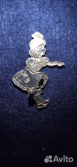 Брошь значок, Мальвина