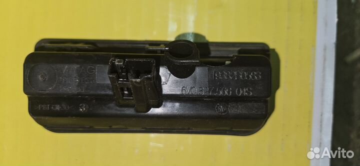 Кнопка багажника skoda Rapid 1 рест