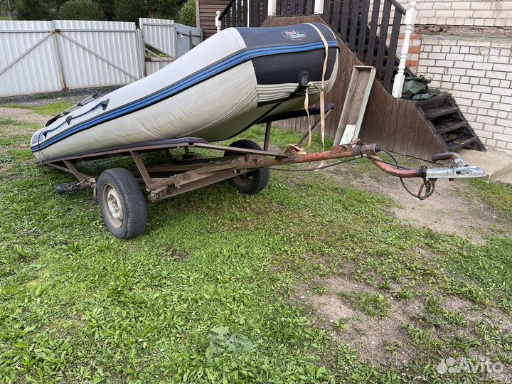 Лодка с мотором и прицепом