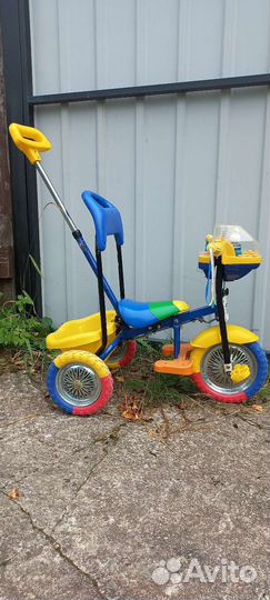 Детский трехколесный велосипед с ручкой