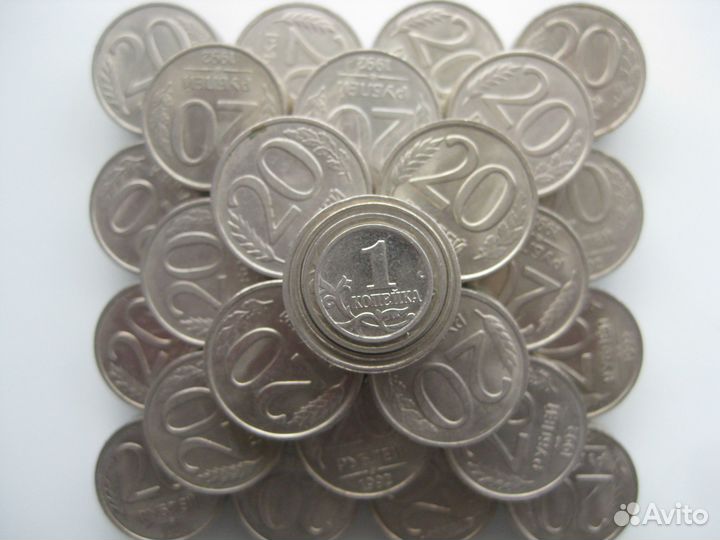 Пресс-папье пирамида из монет