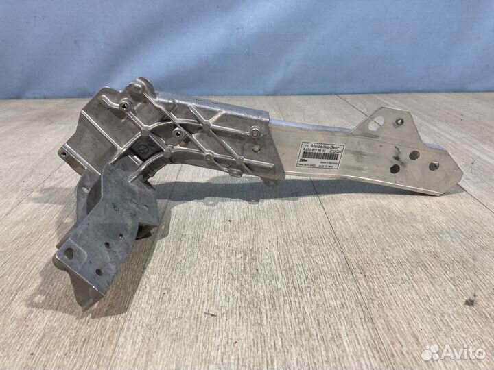 Кронштейн панели Mercedes Glc 2015- передний левый
