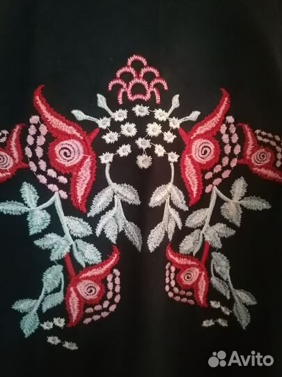 Платье с вышивкой