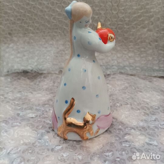 Девушка с чайником и девушка с самоваром (Дулево)