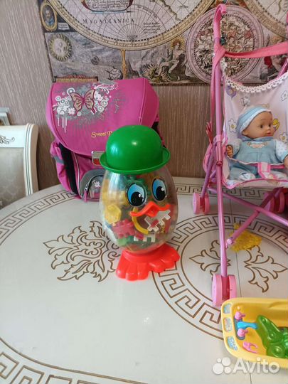 Коробка с игрушками. Пупс, конструктор, мебель