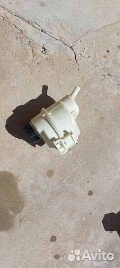 Бачок гур на Рено Логан 2