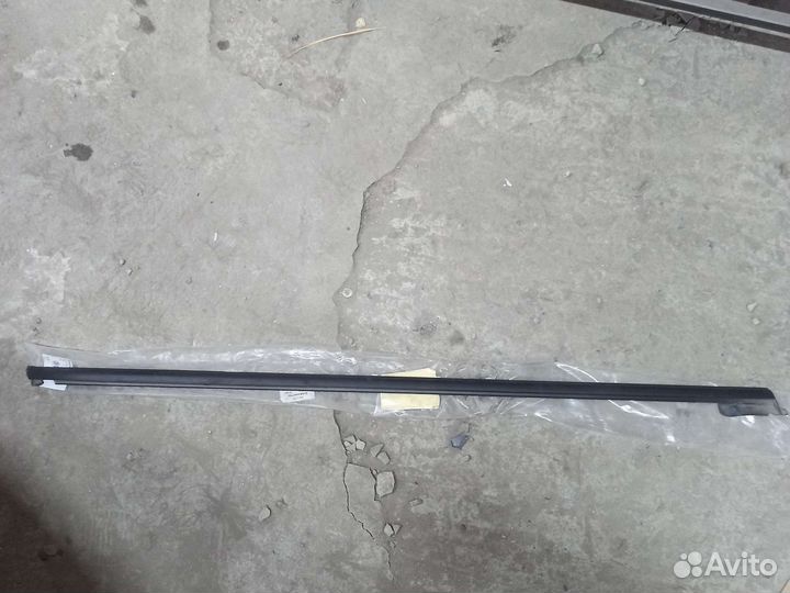 Уплотнитель стекла двери задней правой Volkswagen