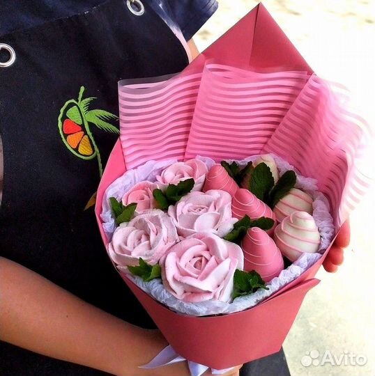 Клубничный букет с зефирными розами