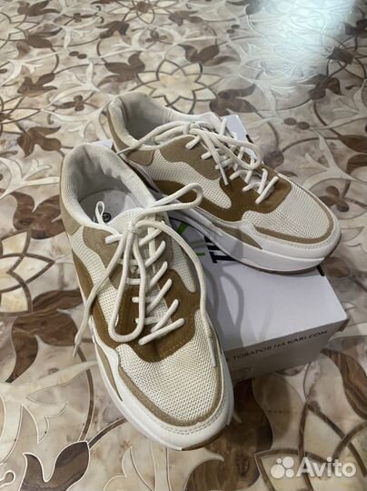 Кроссовки женские